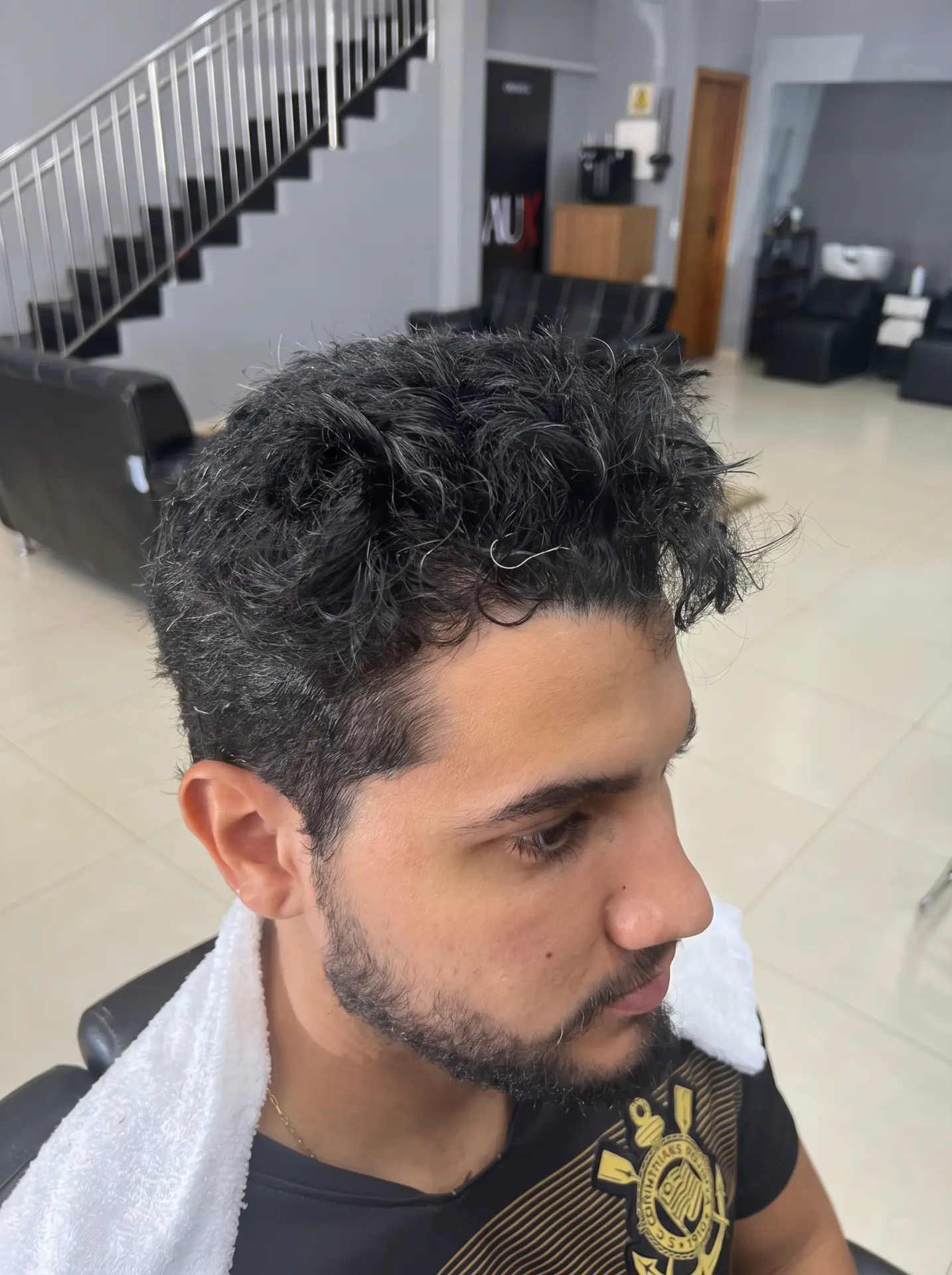 Cabelo antes do atendimento na AUX Barbearia